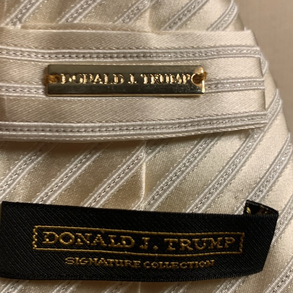 DONALD J TRUMP SIGNATURE CREAM SILK DIAGONAL WEAVE SHADOW STRIPES NECKTIE. - Picture 6 of 12